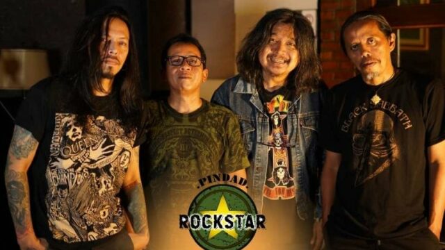 Untuk mendedikasikan diri pada eksistensi musik rock di Tanah Air, empat musisi legendaris Indonesia mendirikan grup band Pindad Rockstar.