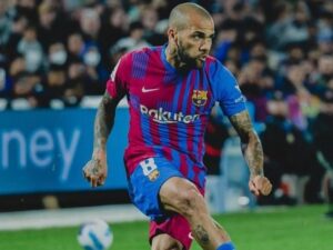 Dani Alves tinggalkan Barcelona. Ia tidak memperpanjang kontrak karena manajer Barca, Xavi Hernandez melakukan peremajaan skuat.