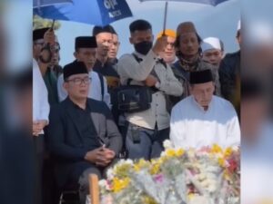 Ridwan Kamil kedatangan tamu spesial yang tak biasa. Seorang Habib Muhammad Luthfi bin Yahya turut datang berziarah ke makam Eril dan mendoakan anak sulung Gubernur Jawa Barat itu.