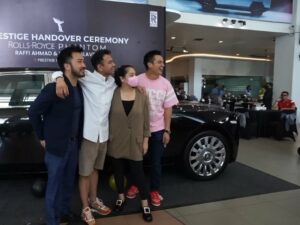 Raffi Ahmad memberikan kejutan pada sang istri tercinta Nagita Slavina yaitu sebuah mobil mewah seharga 21 yang merupakan limited edition.
