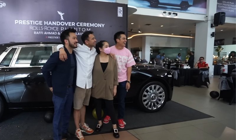 Raffi Ahmad memberikan kejutan pada sang istri tercinta Nagita Slavina yaitu sebuah mobil mewah seharga 21 yang merupakan limited edition.