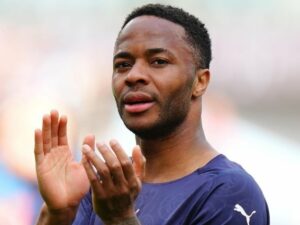 Raheem Sterling pernah hampir bergabung dengan Chelsea saat jadi pemain sepak bola junior. Namun ia dilarang sang mama karena di London banyak gangster.