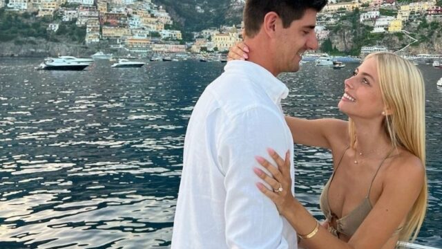 Berita artis: Courtois Lamar Pacar di Atas Sebuah Kapal Pesiar Mewah