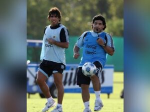 Berita bola: Pemain sepak bola Argentina, Carlos Tevez, mengumumkan pensiun sebagai pemain. Tevez pensiun di usia 38 tahun.
