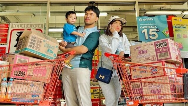 Berita artis: Fuji baru saja membagikan potret dirinya yang tengah belanja bulanan bersama dengan Thariq Halilintar dan juga Gala Sky.