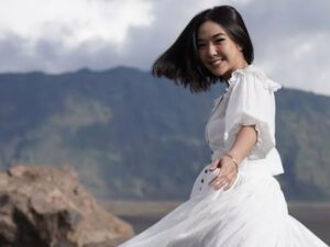 Gisella Anastasia membagikan potret dirinya saat mengunjungi Wisata Gunung Bromo. Ia tampil cantik dan elegan dengan dress putih.