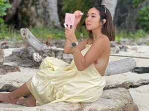 Berita artis: Gisella Anastasia unggah foto dengan busana seksi di pantai. Tato di bagian dada yang mengintip dari balik dress bikin salfok.