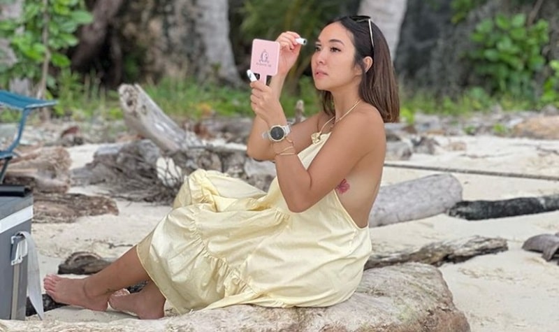 Berita artis: Gisella Anastasia unggah foto dengan busana seksi di pantai. Tato di bagian dada yang mengintip dari balik dress bikin salfok.