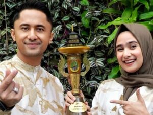Berita artis: Hengky Kurniawan digombali oleh siswi SMA Negeri 1 Parongpon saat memberi penyuluhan perekaman KTP-el.
