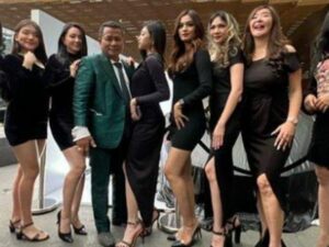 Berita artis: Seperti surga dunia, Hotman Paris yang asik berpesta dengan deretan wanita cantik disebut netizen sebagai obat awet muda.