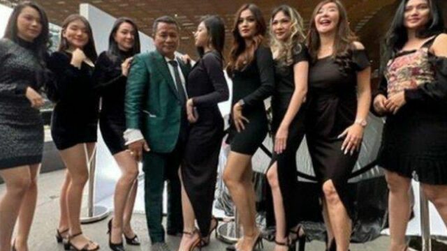 Berita artis: Seperti surga dunia, Hotman Paris yang asik berpesta dengan deretan wanita cantik disebut netizen sebagai obat awet muda.