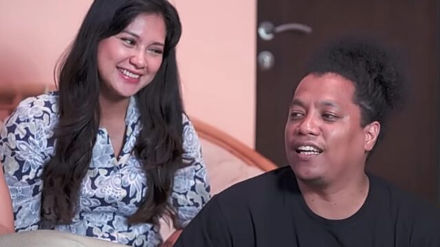 Berita artis: Indah Permatasari akhirnya buka suara alasan dirinya bisa jatuh cinta dan nikahi oleh Arie Kriting meskipun tanpa restu orang tua.