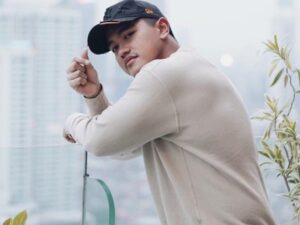 Berita artis: Kaesang dikabarkan kini tengan menggaet wanita cantik dan berprestasi, netizen pun sebut ini karma bagi Nadia Arifta.