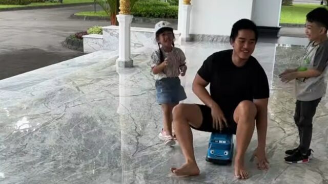 Berita terkini: Kaesang Pangarep, putra bungsu dari Presiden RI Joko Widodo bagikan momen bermain bersama kedua keponakannya.