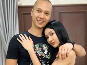 Lucinta Luna berpose sambil memeluk Bimo Aryo, Netizen pun menyinggung istri Bimo Aryo apakah istrinya marah atau tidak dengan pose yang seperti itu.