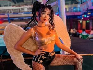 Berita artis: penampilan Lucinta Luna saat menjadi ring girl di Holywings Sport Show menarik perhatian publik dan tuai pujian.