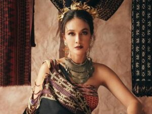 Unggahan foto Luna Maya saat mengenakan pakaian adat Nusa Tenggara Timur membuat netter memuji kecantikannya yang sangat memukau.  