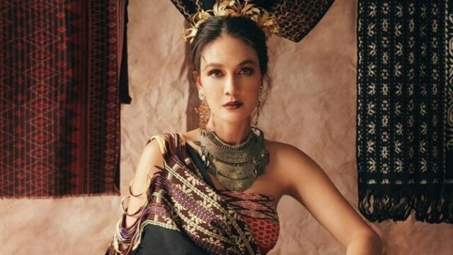 Unggahan foto Luna Maya saat mengenakan pakaian adat Nusa Tenggara Timur membuat netter memuji kecantikannya yang sangat memukau.  