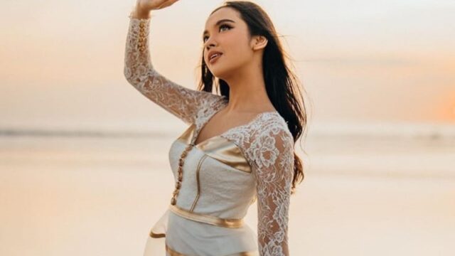 Berita artis: Lyodra tampil cantik ketika melakukan pemotretan di tepi pantai, netizen pun sebut kecantikan Lyodra bagai Cinderella.