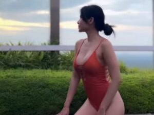 Berita artis: Maria Vania belum lama ini hebohkan warganet dengan unggahan video seksi di laman instagram pribadinya yang memakain baju seksi.