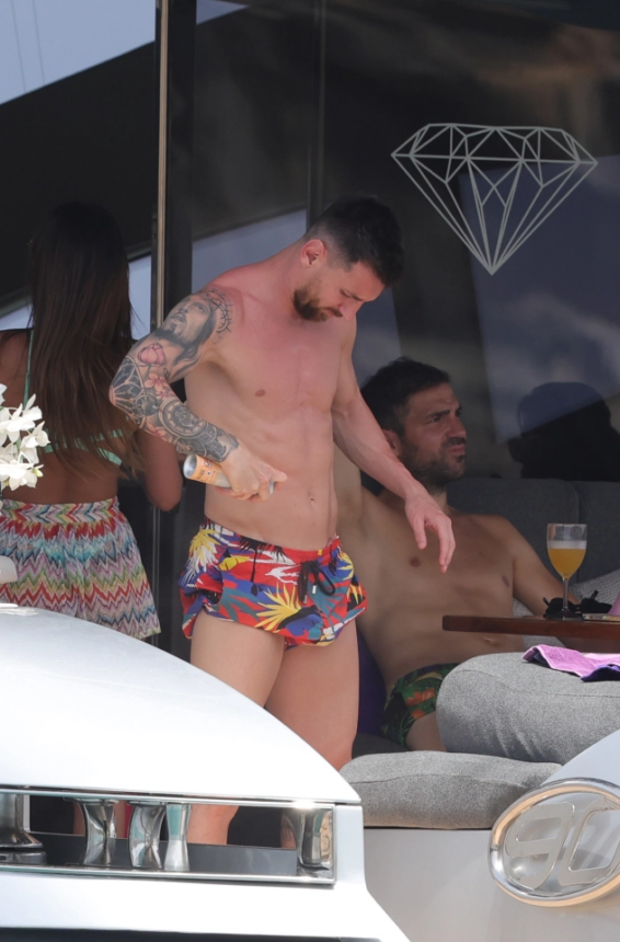 Lionel Messi bersama sahabatnya, Cesc Fabregas, menikmati liburan bersama di atas sebuah kapal Yacht mewah yang berlayar di lautan Mediterania.