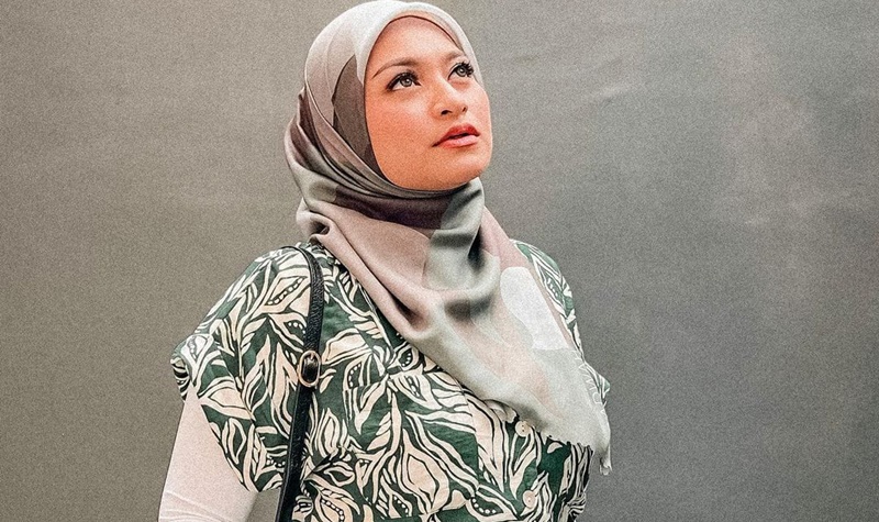 Istri komedian Sule, Nathalie Horscher dikabarkan pergi dari rumahnya lagi, netizen pun menyebut jika alasan kepergian Nathalie Horscher karena si P.