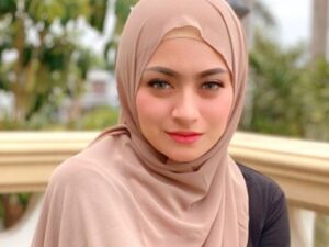 Nathalie Horscher sambil terisak-isak meminta maaf kepada anak sambungnya, Putri Delina atas perlakuan yang tidak mengenakkan yang diperoleh oleh Putri Delina.