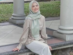 Berita artis: foto Nita Gunawan dalam balutan hijab menuai pujian dari penggemarnya. Pesona dan aura kecantikannya terpancarkan.