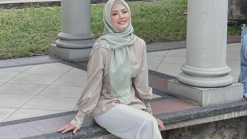 Berita artis: foto Nita Gunawan dalam balutan hijab menuai pujian dari penggemarnya. Pesona dan aura kecantikannya terpancarkan.