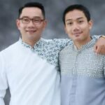 Cekricek.id, Berita Artis dan Berita Seleb - Ridwan Kamil beserta keluarga menggantikan almarhum anaknya wisuda, tulis nagis lagir batin