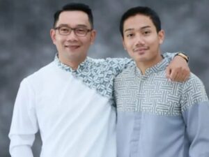 Cekricek.id, Berita Artis dan Berita Seleb - Ridwan Kamil beserta keluarga menggantikan almarhum anaknya wisuda, tulis nagis lagir batin