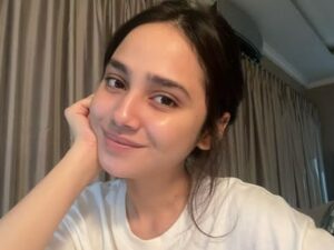 Berita artis: Syifa Hadju memamerkan wajah bare facenya, tanpa make up sama sekali. Kulit bersih, sehat, dan bercahaya ala Syifa Hadju.  