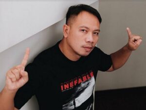 Vicky Prasetyo ternyata sudah lamar seorang gadis asal Rusia yang sempat dikabarkan dekat dengan dirinya tersebut.
