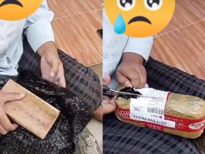 Seorang wanita menangis usai membukak paket kiriman yang dipesannya di aplikasi Tiktok secara online, Selasa (29/6/2022).