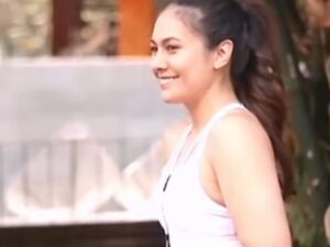 Berita artis: Wulan Guritno olahraga sambil memamerkan perut sixpack yang dimilikinya, netizen pun berkomentar bahwa masanya sudah habis.