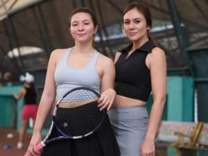 Wulan Guritno malah cocok dianggap sebagai kakak saat berfoto bersama ketiga anaknya, tidak terlepas dari wajahnya yang awet muda.