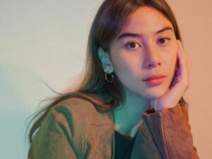 Cantiknya paras dari Adinda Thomas membuat banyak dari netizen merasa meleleh ketika melihat tatapan matanya.