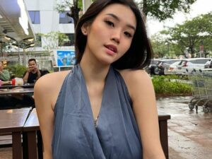 Berita artis: Unggah sebuah video saat berolahraga dengan pakaian super ketat, penampilan Anastasia Kosasih buat netizen salah fokus.