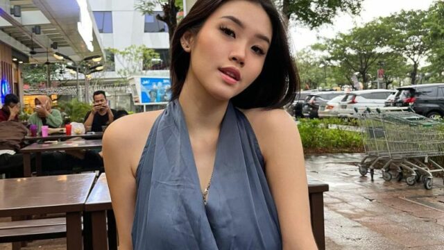 Berita artis: Unggah sebuah video saat berolahraga dengan pakaian super ketat, penampilan Anastasia Kosasih buat netizen salah fokus.
