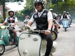 Berita artis: Atta Halilintar disebut miliki hobi baru yang tidak kaleng-kaleng oleh netizen dalam bidang vespa antik.