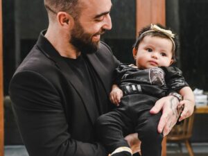 Berita artis: Putri Atta Halilintar yakni Ameena digendong langsung oleh atlet futsal ini buat banyak netizen merasa iri.