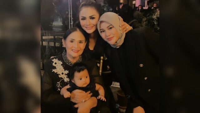 Berita artis: Krisdayanti unggah foto empat generasi dalam satu frame, kecantikan sang ibunda dipuji turun menurun hingga cucunya.