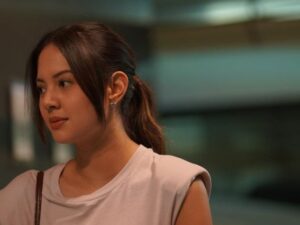Berita artis: Terlalu menawan, netizen sampai beri peringatan pada Aurelie Moeremans untuk mengurangi kadar kemanisannya.