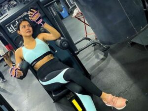 Berita artis: Selalu rutin berolahraga di tempat gym, netizen malah dibuat salfok dengan penampilan perut kotak-kotak Aurelie Moeremans.