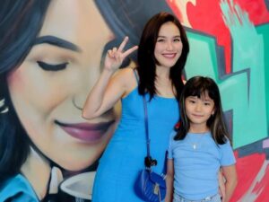 Ayu Ting Ting serta Bilqis Khumairah Razak mendapat banyak pujian dari netizen saat tampil kompak dengan busana serba biru.