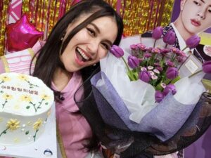 Artis cantik Ayu Ting Ting baru saja merayakan ulang tahunnya yang ke-30, ia pun terlihat begitu bahagia di hari yang spesial itu, (Senin/6/2022).