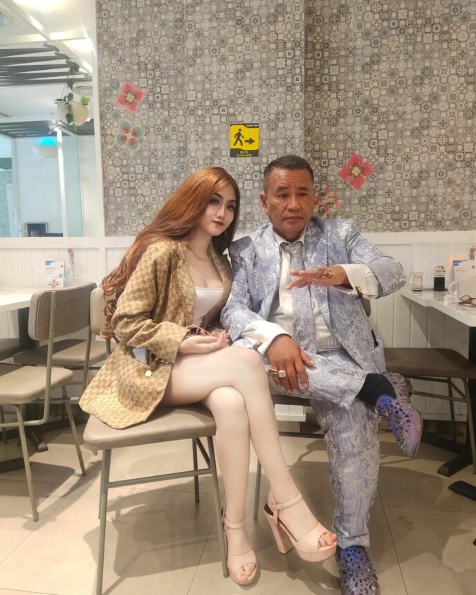 Berita artis: Hotman Paris baru saja memperlihatkan wajah cantik asisten pribadinya yang ke-48, disebut seperti barbie karena cantik banget.