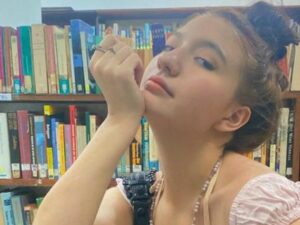 Berita artis: Kunjungi perpustakaan dengan mencepol rambut dengan asal, Cassandra Lee terlihat sangat imut sesuai dengan usianya.