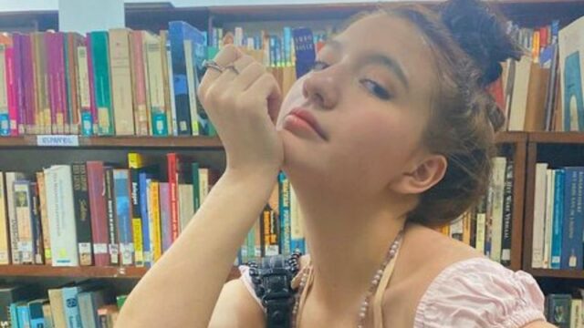 Berita artis: Kunjungi perpustakaan dengan mencepol rambut dengan asal, Cassandra Lee terlihat sangat imut sesuai dengan usianya.