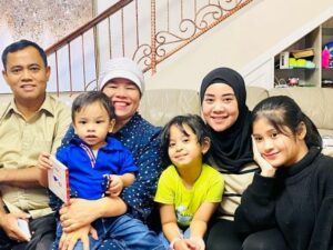 Berita artis: Akhirnya setelah sekian lama, Puput Soedrajat datangi rumah Haji Failal dengan maksud silaturahmi bawa serta kedua anaknya.